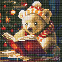 Afbeelding in Gallery-weergave laden, Mini Diamond Painting 25x25 cm - Schattige lezende beer
