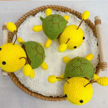 Afbeelding in Gallery-weergave laden, Haakpakket Amigurumi - Bij en Schildpad