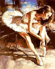 Afbeelding in Gallery-weergave laden, Schilderen op Nummer - Een ballerina maakt zich klaar