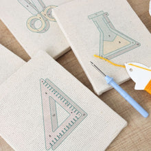 Afbeelding in Gallery-weergave laden, Punch Needle Set (4 stuks) met frames - Terug naar School 2
