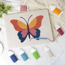 Afbeelding in Gallery-weergave laden, Punch Needle Pakket met frame - Oranje Vlinder