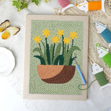 Afbeelding in Gallery-weergave laden, Punch Needle Pakket met frame - Zonnige Narcissen