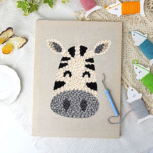Afbeelding in Gallery-weergave laden, Punch Needle Pakket met frame - Blije Zebra