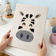 Afbeelding in Gallery-weergave laden, Punch Needle Pakket met frame - Blije Zebra