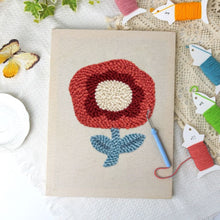 Afbeelding in Gallery-weergave laden, Punch Needle Pakket met frame - Karmozijnrode Bloei