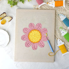 Afbeelding in Gallery-weergave laden, Punch Needle Pakket met frame - Roze Madeliefje