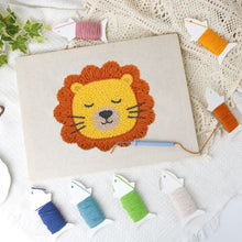 Afbeelding in Gallery-weergave laden, Punch Needle Pakket met frame - Slapende Leeuw