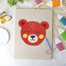 Afbeelding in Gallery-weergave laden, Punch Needle Pakket met frame - Knuffelbeer