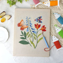 Afbeelding in Gallery-weergave laden, Punch Needle Pakket met frame - Bloeiende Vlinder