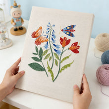 Afbeelding in Gallery-weergave laden, Punch Needle Pakket met frame - Bloeiende Vlinder