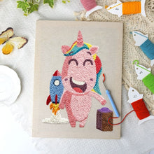 Afbeelding in Gallery-weergave laden, Punch Needle Pakket met frame - Eenhoorn Avontuur