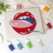 Afbeelding in Gallery-weergave laden, Punch Needle Pakket met frame - Pop Art Lippen