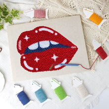 Afbeelding in Gallery-weergave laden, Punch Needle Pakket met frame - Glanzende Lippen