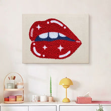 Afbeelding in Gallery-weergave laden, Punch Needle Pakket met frame - Glanzende Lippen