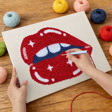 Afbeelding in Gallery-weergave laden, Punch Needle Pakket met frame - Glanzende Lippen