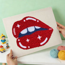 Afbeelding in Gallery-weergave laden, Punch Needle Pakket met frame - Glanzende Lippen