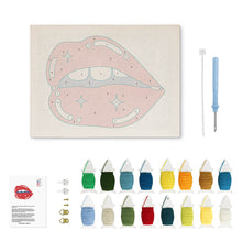 Afbeelding in Gallery-weergave laden, Punch Needle Pakket met frame - Glanzende Lippen