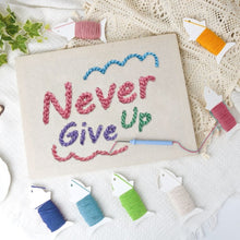 Afbeelding in Gallery-weergave laden, Punch Needle Pakket met frame - Never Give Up