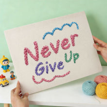 Afbeelding in Gallery-weergave laden, Punch Needle Pakket met frame - Never Give Up