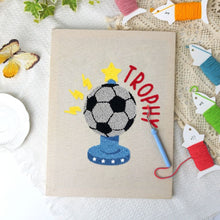 Afbeelding in Gallery-weergave laden, Punch Needle Pakket met frame - Voetbaltrofee
