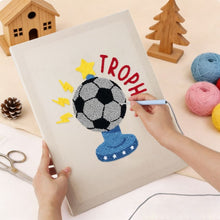 Afbeelding in Gallery-weergave laden, Punch Needle Pakket met frame - Voetbaltrofee