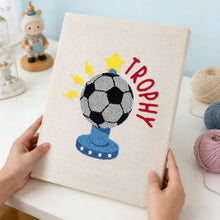 Afbeelding in Gallery-weergave laden, Punch Needle Pakket met frame - Voetbaltrofee
