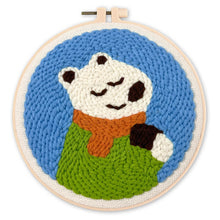 Afbeelding in Gallery-weergave laden, Punch Needle pakket Ijsbeer in een sjaal