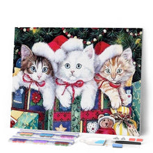 Afbeelding in Gallery-weergave laden, Diamond Painting - Kerst met drie kittens dieren, katten, Kerstmis, Diamond Painting Dieren