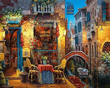 Afbeelding in Gallery-weergave laden, Diamond Painting - Tafel in een verlichte steeg