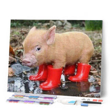 Afbeelding in Gallery-weergave laden, Diamond Painting - Knorretje en rode laarzen dieren, Diamond Painting Dieren