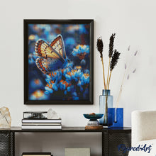 Afbeelding in Gallery-weergave laden, Diamond Painting - Vlinder en Blauwe Bloemen reeds ingelijst