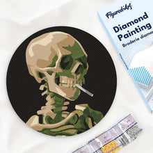Afbeelding in Gallery-weergave laden, Diamond Painting op Houten Schijf - Van Gogh - Kop van een skelet met brandende sigaret
