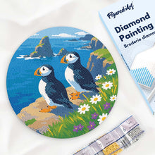 Afbeelding in Gallery-weergave laden, Diamond Painting op Houten Schijf - Papegaaiduiker bij de oceaankliffen