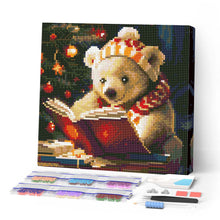 Afbeelding in Gallery-weergave laden, Mini Diamond Painting 25x25 cm - Schattige lezende beer