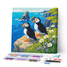 Afbeelding in Gallery-weergave laden, Mini Diamond Painting 25x25 cm - Papegaaiduiker bij de oceaankliffen