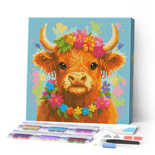 Afbeelding in Gallery-weergave laden, Mini Diamond Painting 25x25 cm - Schotse Hooglander: Tuinkoningin