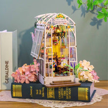 Afbeelding in Gallery-weergave laden, Book Nook - Kasje en Bloemen