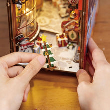 Afbeelding in Gallery-weergave laden, Book Nook - Kerststraat