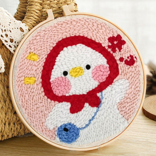 Punch Needle pakket Baby Eend in een Rode Muts
