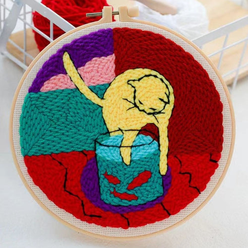 Punch Needle pakket Een kat die met goudvissen speelt